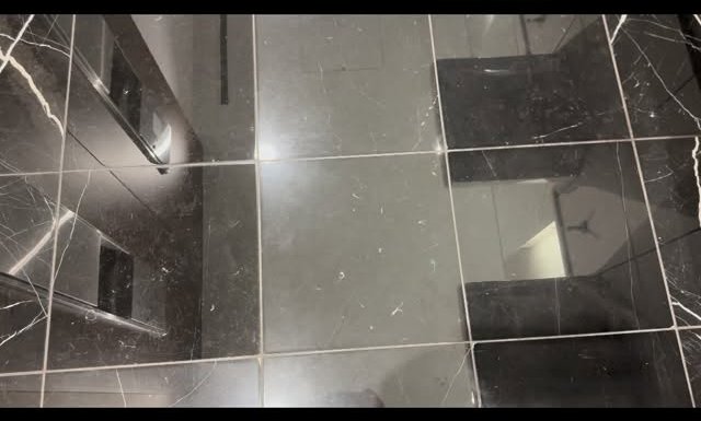 研磨で仕上げた黒大理石の床にKPFを施工した現場
